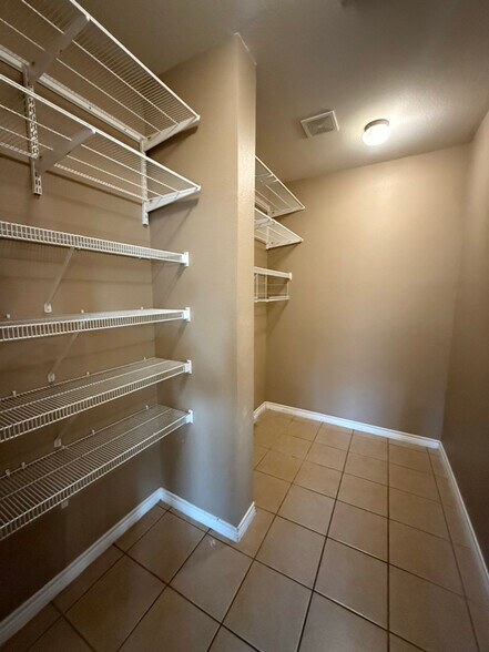 Building Photo - 2833 Shoreline Way