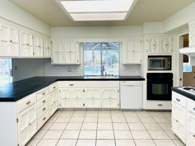 Building Photo - $3,300 Fowler & Shepherd, Solar & Swimming...