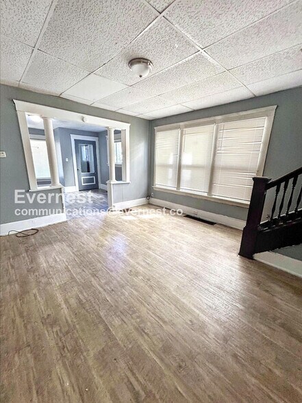 Building Photo - 2213 E 82nd St