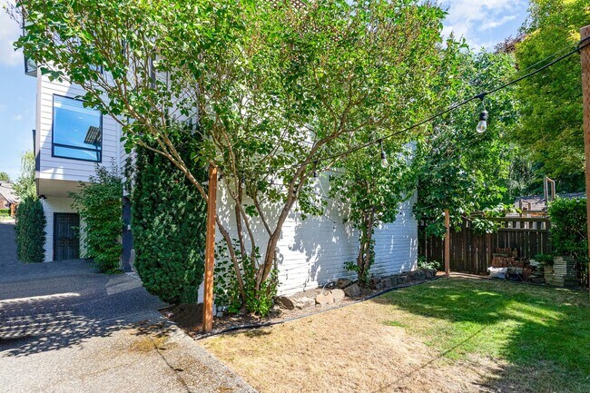 Building Photo - 4bd/3ba Seattle Home