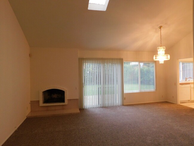 Building Photo - Spacious One Story 3-bedroom, 2-bathroom H...