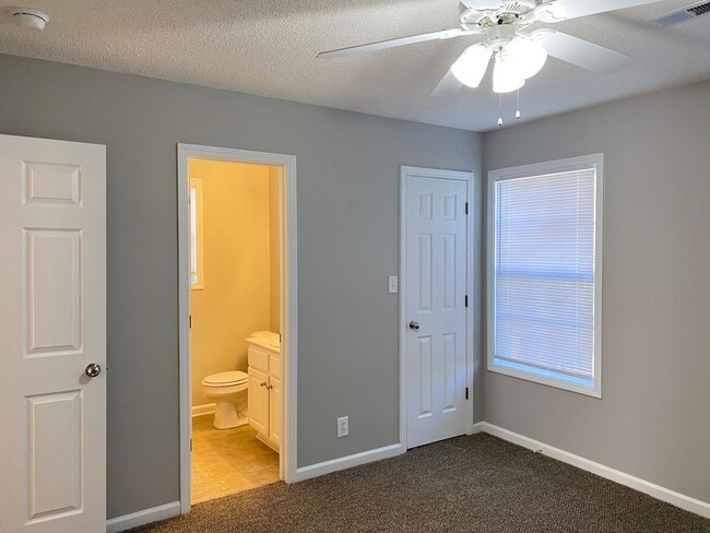 Building Photo - Great Rental....3/2 Bath, near playground,...