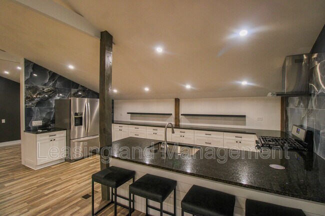 Building Photo - 3494 River Rd