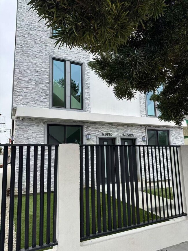 Building Photo - 3020 Normandie Ave