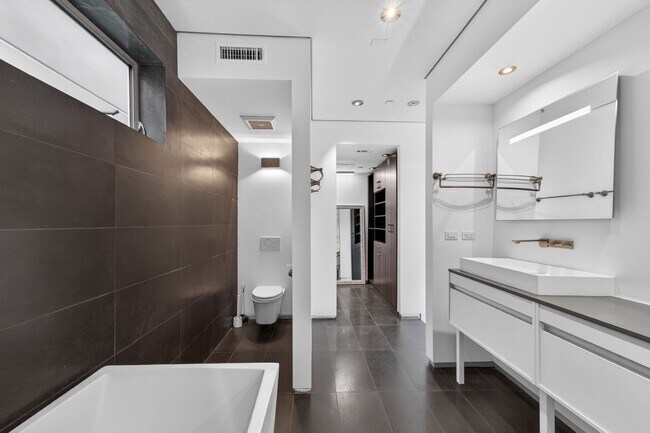 Building Photo - Discover this striking 3 bedroom apartment for rent in Venice, offering 4 bathrooms, contemporary...