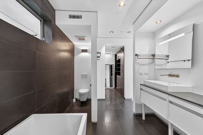 Building Photo - Modern and Custom 3 Bed + 4 Bath Venice Home with Rooftop Views!