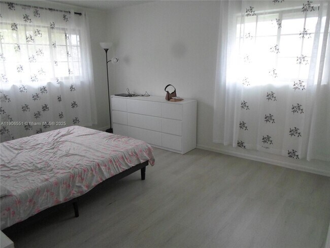 Building Photo - 20760 NE 4th Ct