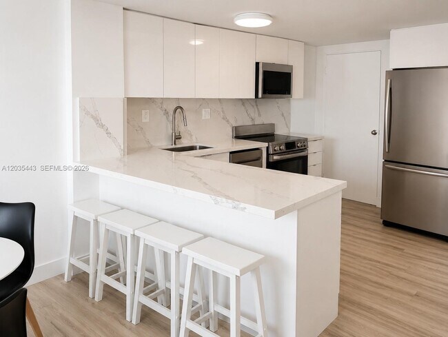 Building Photo - 801 Brickell Bay Dr