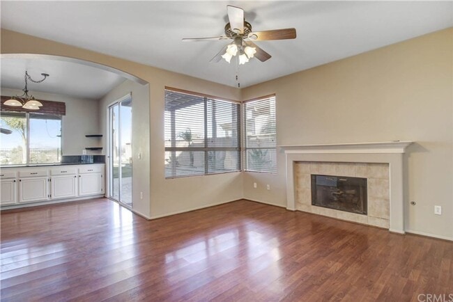 Building Photo - View Home 3 Bedrooms Plus