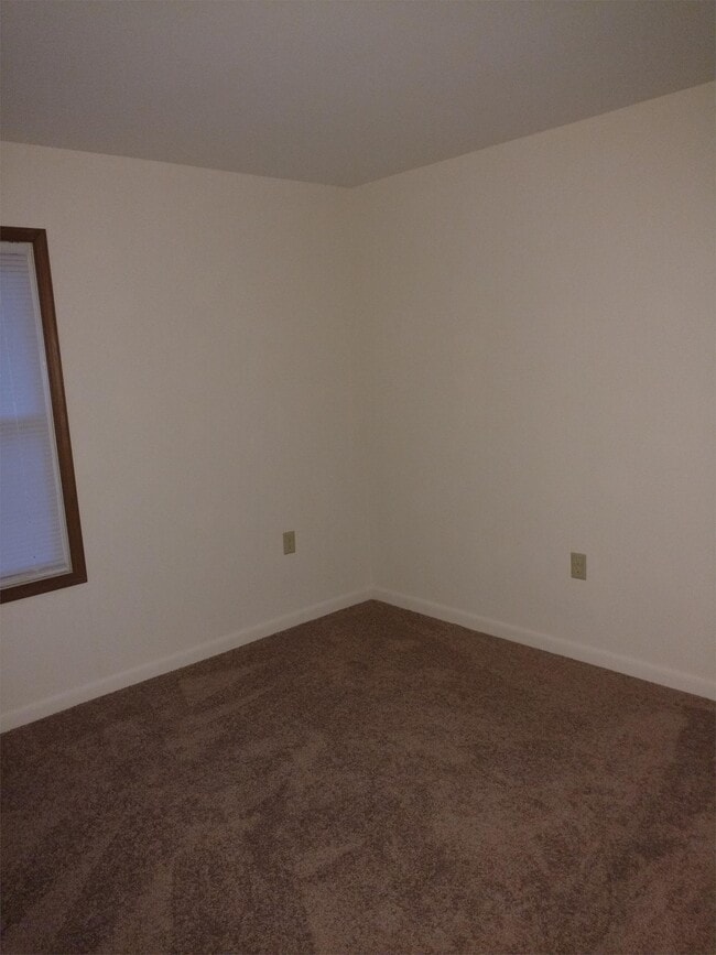 Building Photo - 557 Eagle Dr
