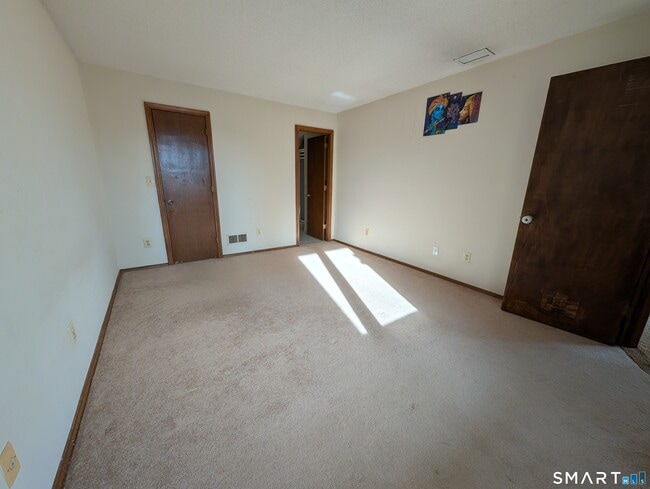 Building Photo - 17 Little Oak Ln