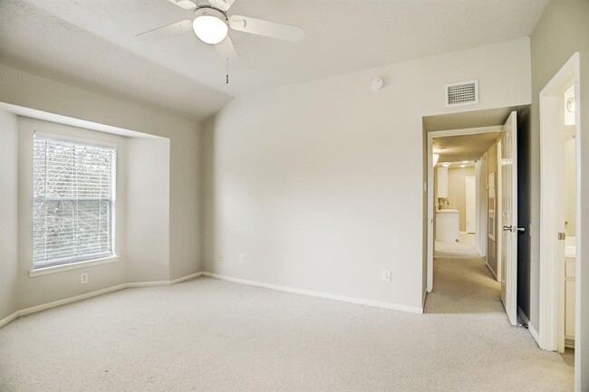 Building Photo - 8051 Bay Branch Dr
