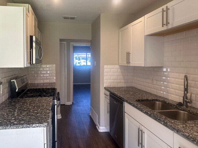 Building Photo - 4 Bedroom / 2.5 Bath Home