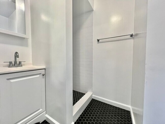 Building Photo - 3 bedroom  2 bathroom