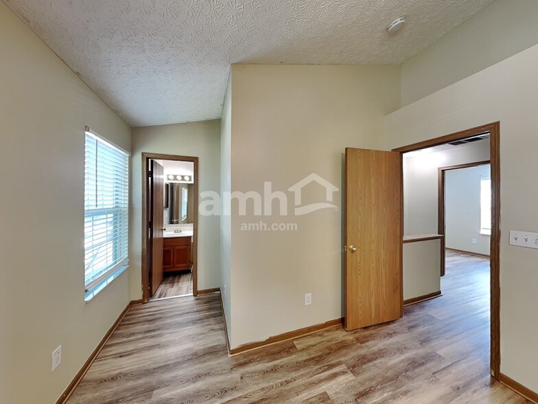 Building Photo - 1333 Sandrell Dr
