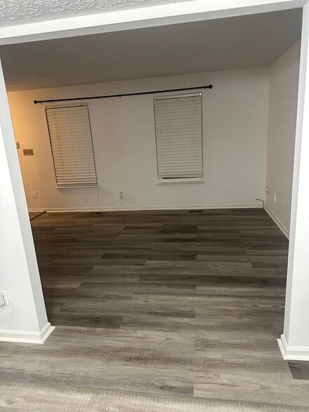 Living room - 701 Cedar Crest Ct