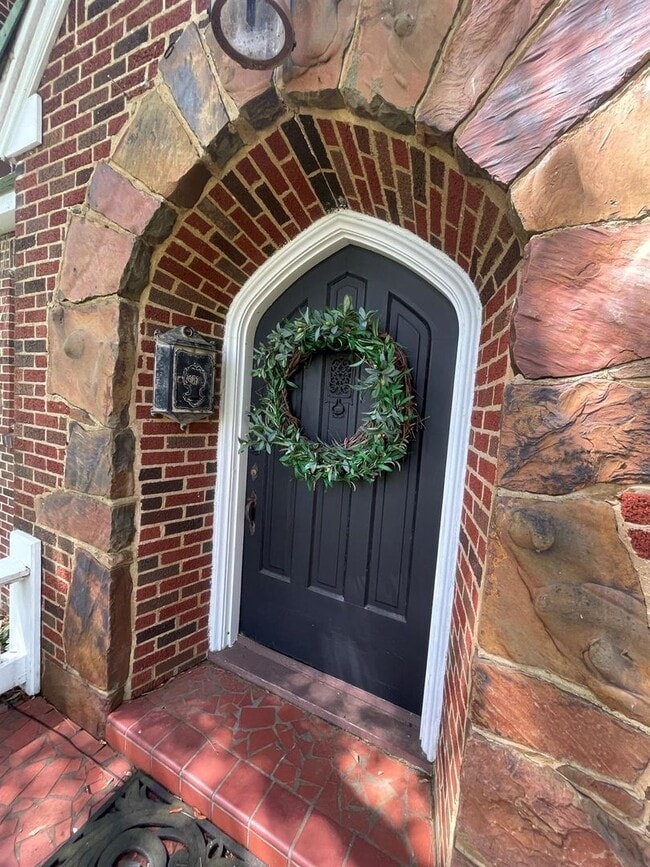 Building Photo - Mins. to BAFB, LSUS and Oshsner Med. Center......