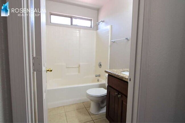 Building Photo - Beautiful 3-beds, 2.5-baths home nestled in Surprise!