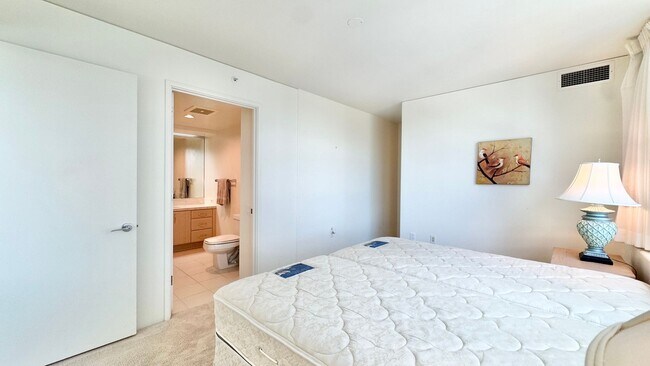Building Photo - 2 BED/2 BATH FURNISHED UNIT AT HIGHLY DESI...