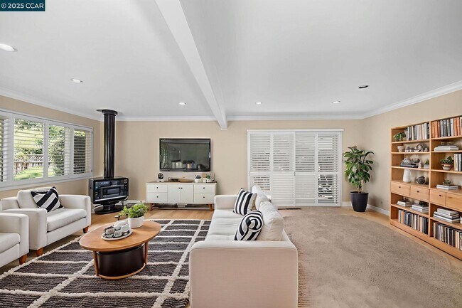 Building Photo - 251 Paraiso Dr