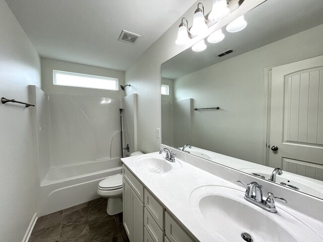 Building Photo - Huge home in Spring Hill!