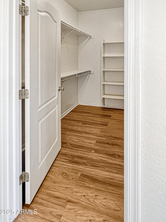 Building Photo - 1015 S Val Vista Dr