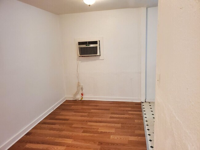 Building Photo - 319 Woodford Ave