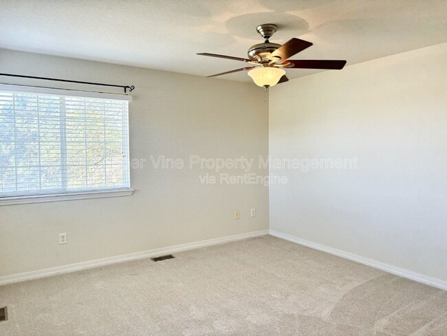 Building Photo - 930 Button Rock Dr