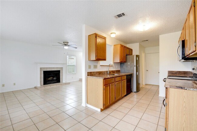 Building Photo - 6102 Parkwood Dr