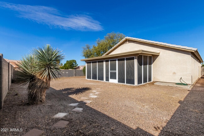 Building Photo - 929 E Saragosa St