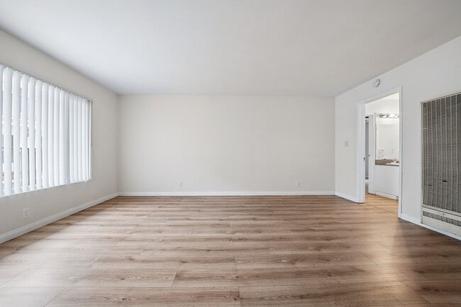 Building Photo - 2 bed 1 Bath Available Now