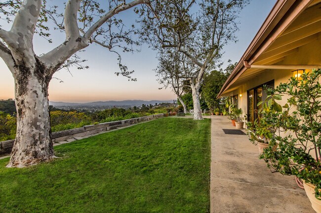 Building Photo - 11659 Valleycrest Rd