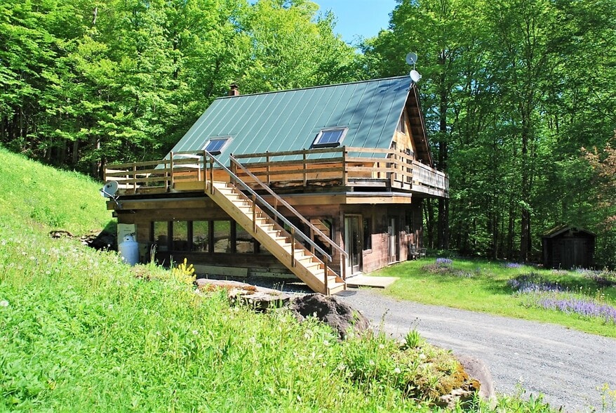 Primary Photo - 1568 Camels Hump Rd
