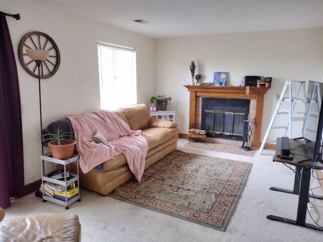 Building Photo - 4BR 2BA Home on 6015 sq ft Lot Adjacent to Open Space