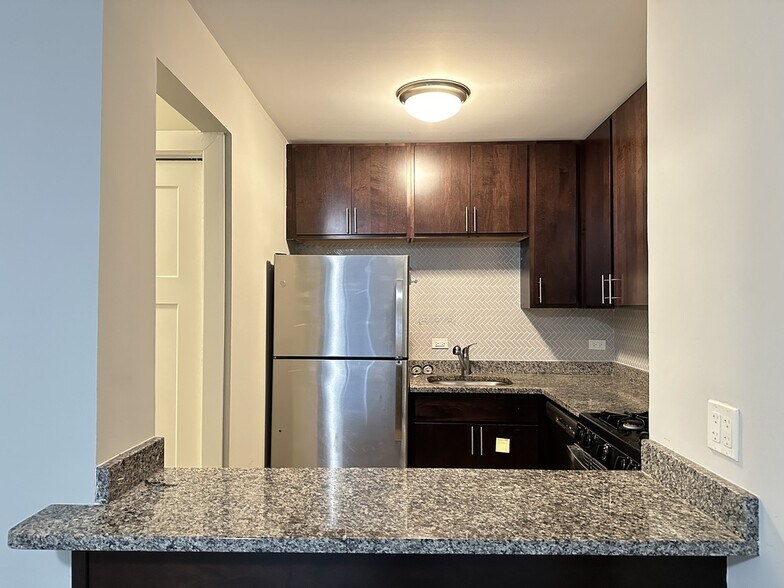 Building Photo - 447 W Surf St