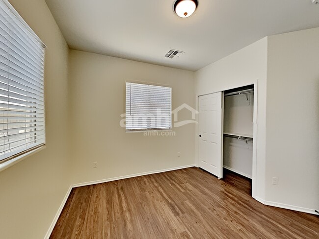 Building Photo - 576 E Calle De Ocaso