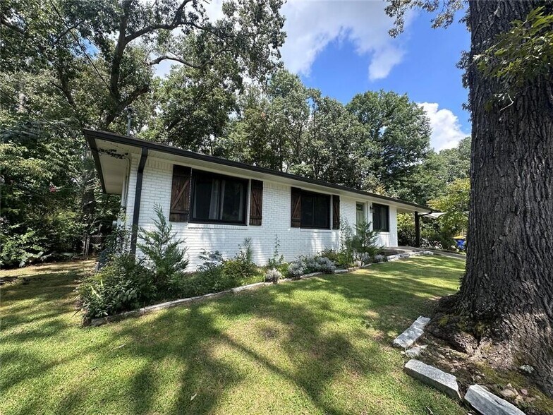 Building Photo - 2498 Lakewood Dr NW