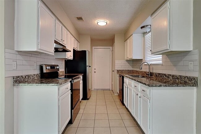 Building Photo - 18538 Spinney Ln