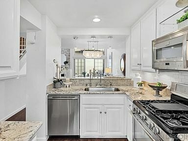 Building Photo - 8696 Villa La Jolla Dr