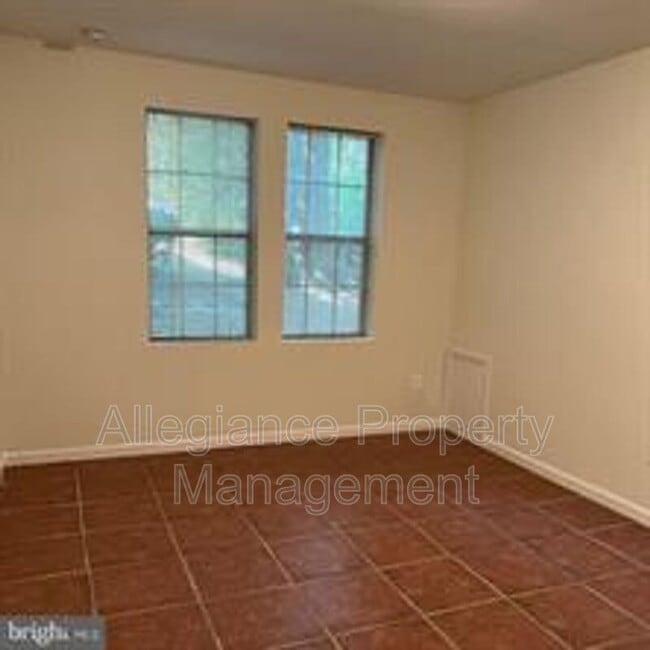 Building Photo - 1741 N Troy St