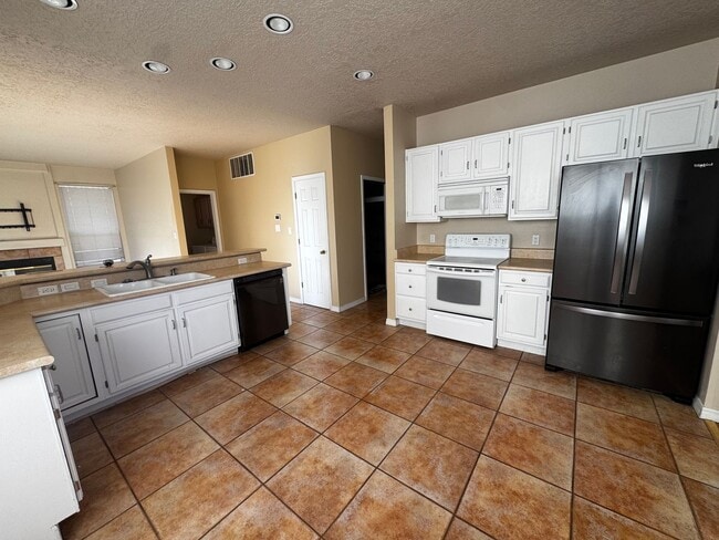 Building Photo - Beautiful 3 bedroom 2 bathroom home.