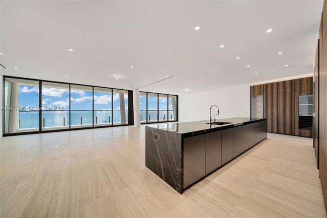 Building Photo - 5 Grove Isle Dr