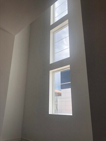 Fabulous wood blinds throughout the house - 1881 Spring Water Pt
