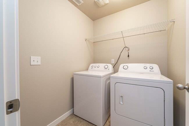 Building Photo - ASK ABOUT AUGUST MOVE IN SPECIAL 3 Bedroom...