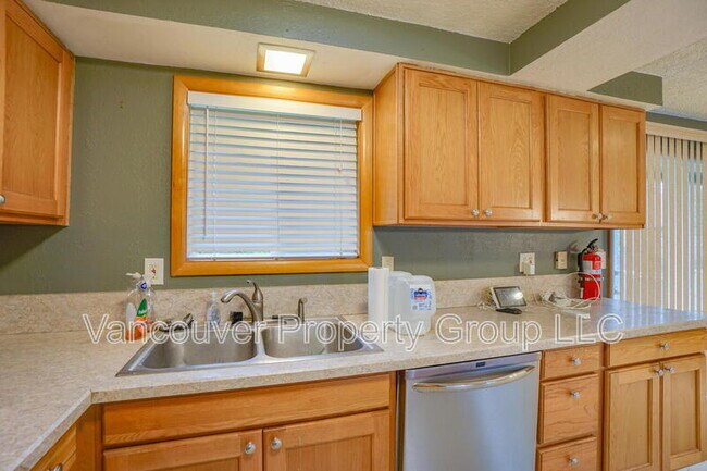 Building Photo - 403 NE 123rd Ave