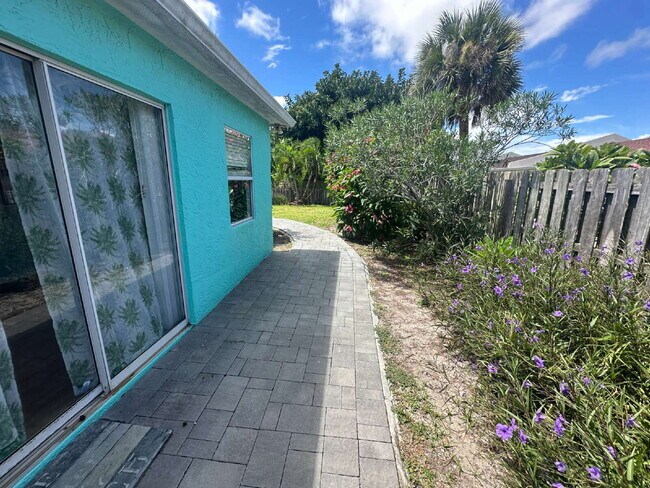 Building Photo - Beachside Living!