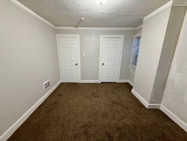 Building Photo - 3 bedroom 1 bath for lease- Section 8 ready
