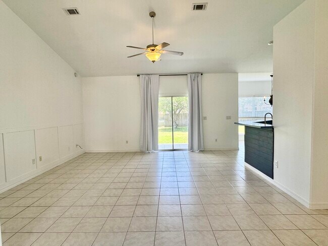 Building Photo - 90 Flamingo Dr