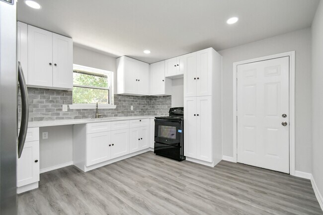 Building Photo - 638 Spell St