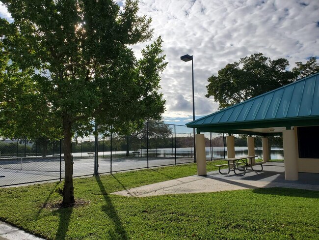 Building Photo - 120 Royal Pk Dr